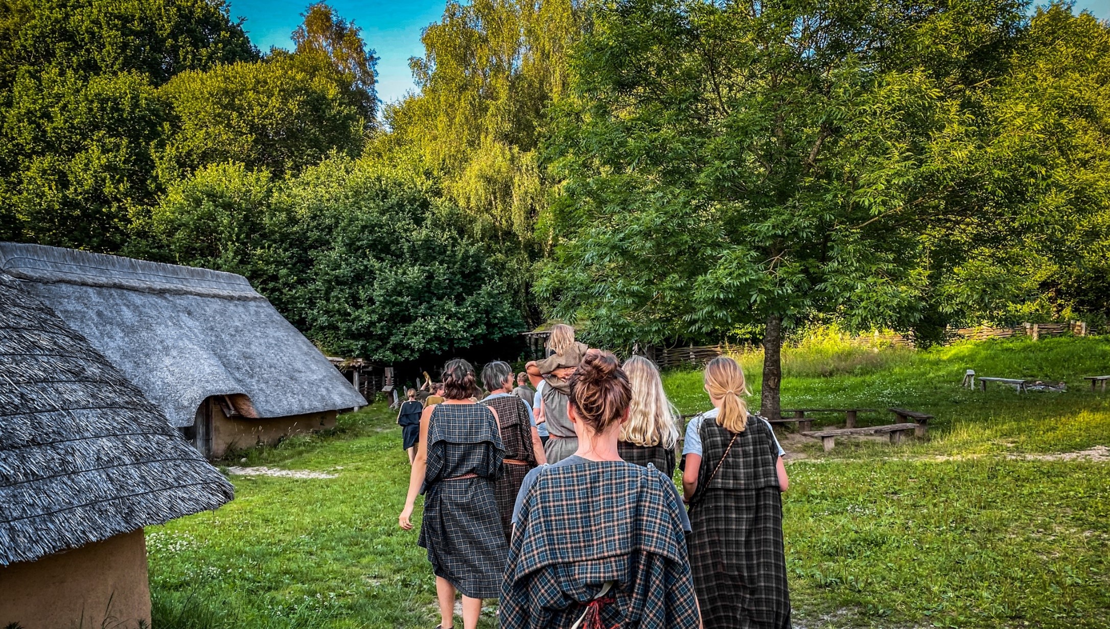 Familie i jernaldertøj