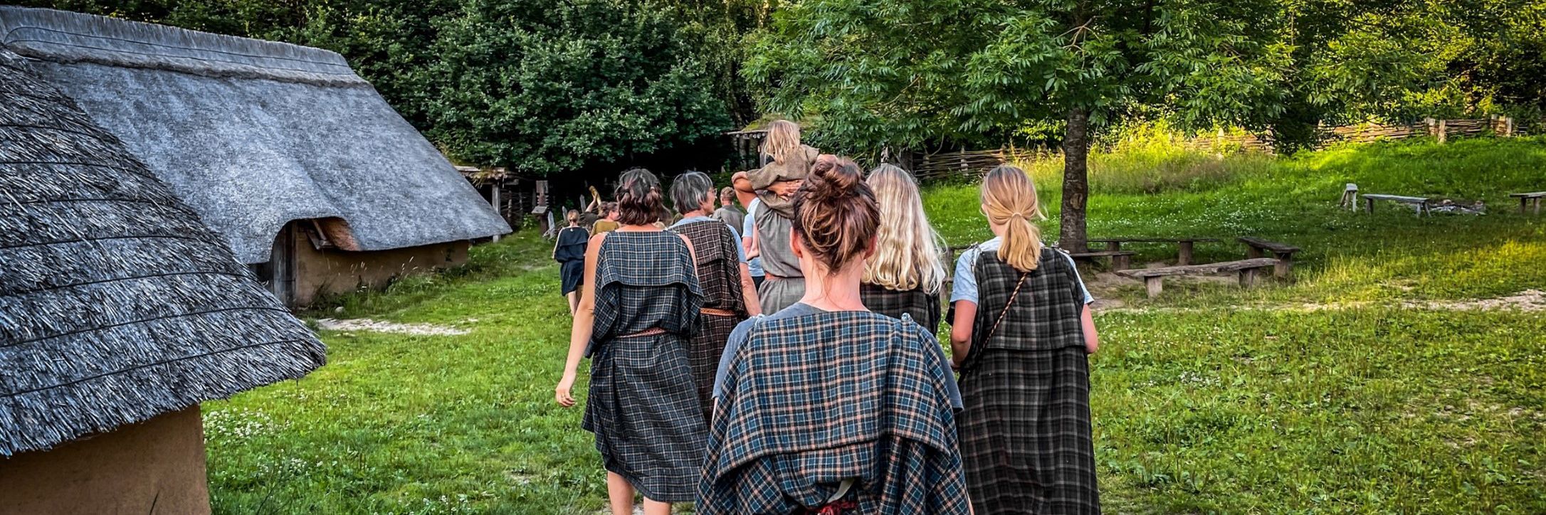 Familie i jernaldertøj