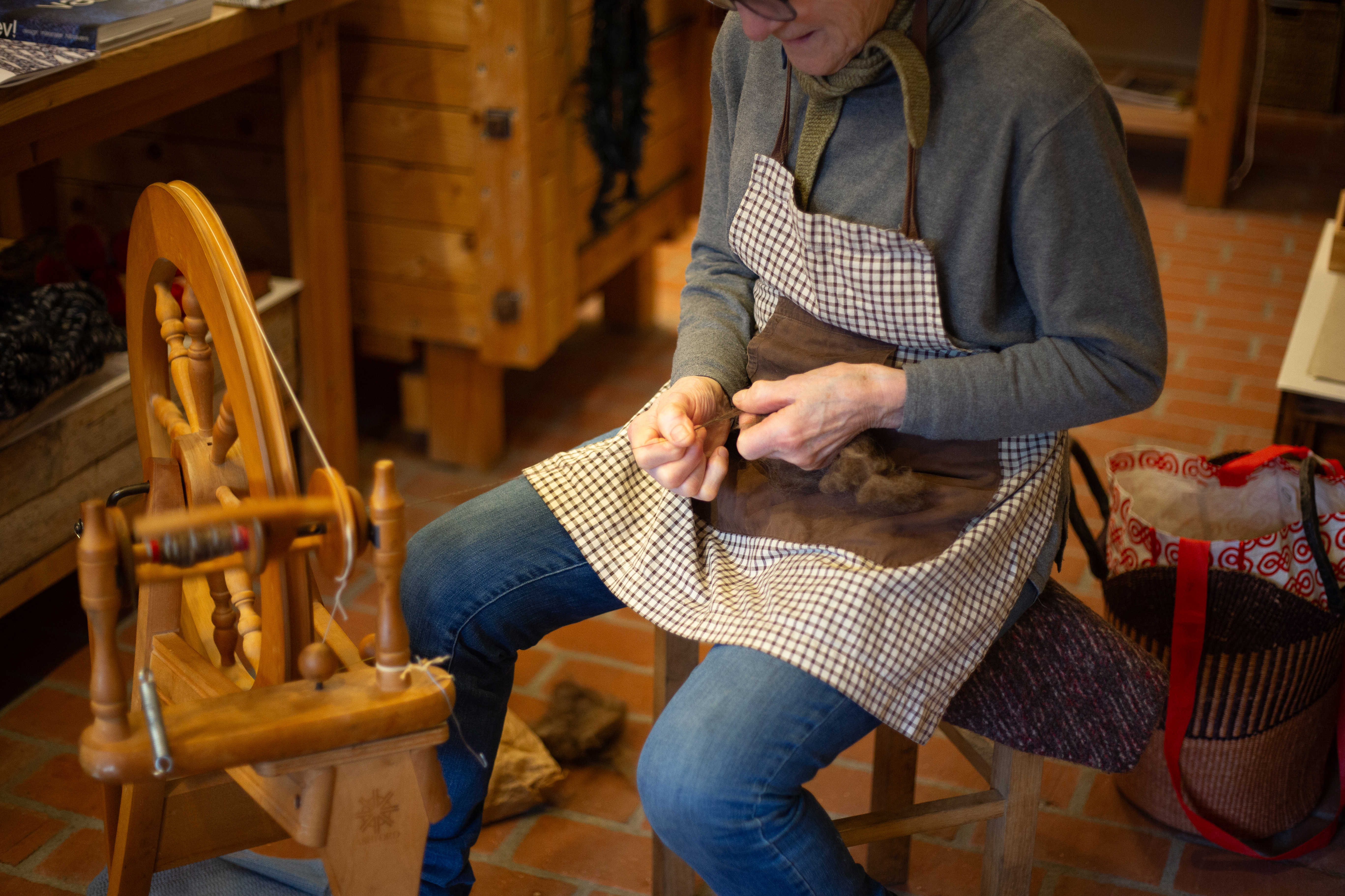 Kvinde der spinder garn